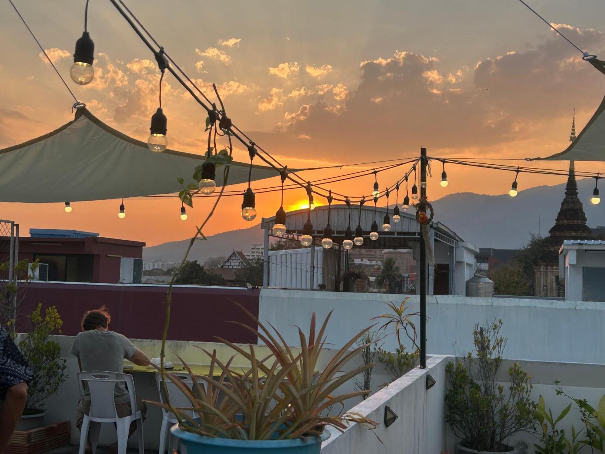 Monkey Toe Guesthouse Чиангмай Екстериор снимка